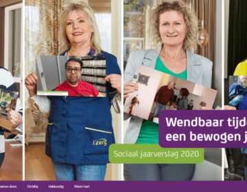 Vier zorgmedewerkers houden een foto omhoog