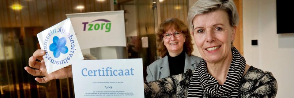 lachende vrouw houdt een certificaat omhoog