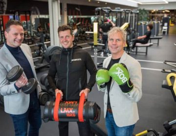 Drie volwassen mannen in de sportschool.