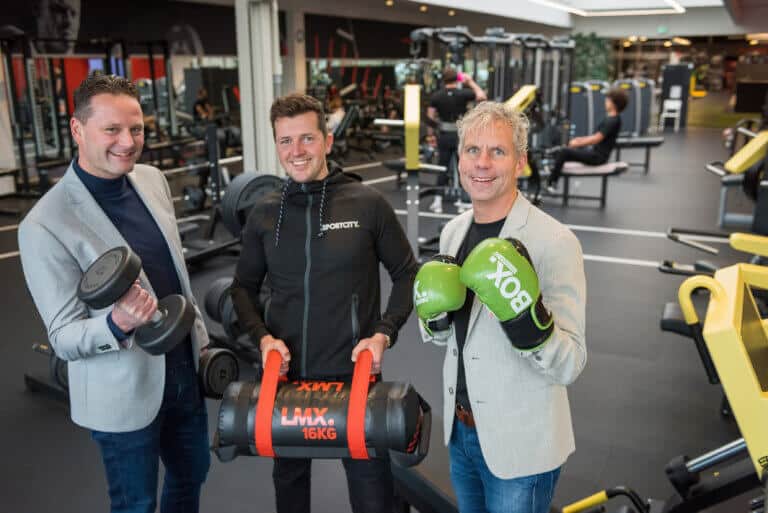 Drie volwassen mannen in de sportschool.