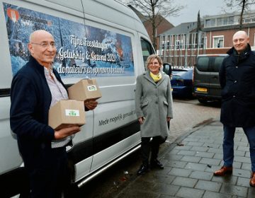 Pakketten uitdelen voor kerst met een pakketbus