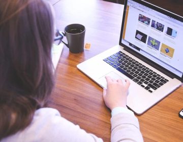 Student werkt op een laptop