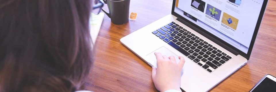 Student werkt op een laptop